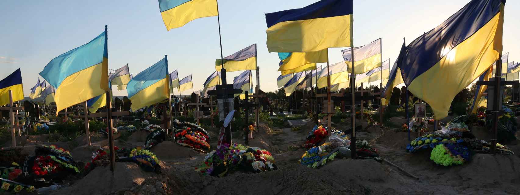 Imagen de un cementerio militar en la ciudad de Kharkiv, en Ucrania