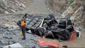 Una imagen del autobús accidentado en Pakistán, siniestro en el que han muerto al menos 19 personas