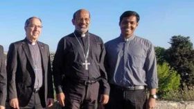 El obispo de la diócesis india de Kerala, Remigiose Inchananiyil, junto al obispo de Zamora, Fernando Varela; y a Ajai Augustine, incorporado al arciprestazgo de Sayago