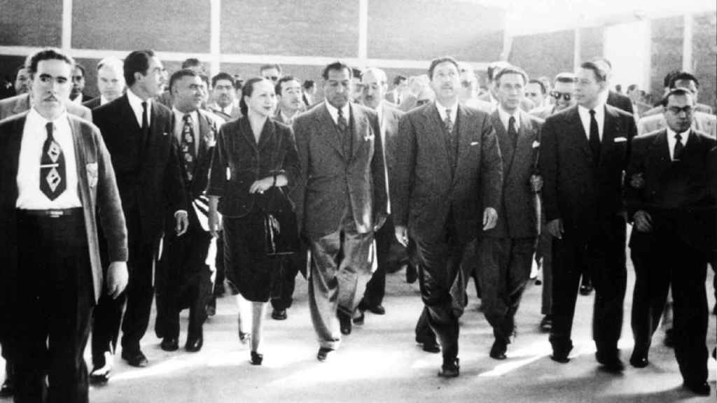 Con Miguel Alemán, presidente del gobierno de 1946 a 1952. Fue la única mujer que formó parte del mismo.