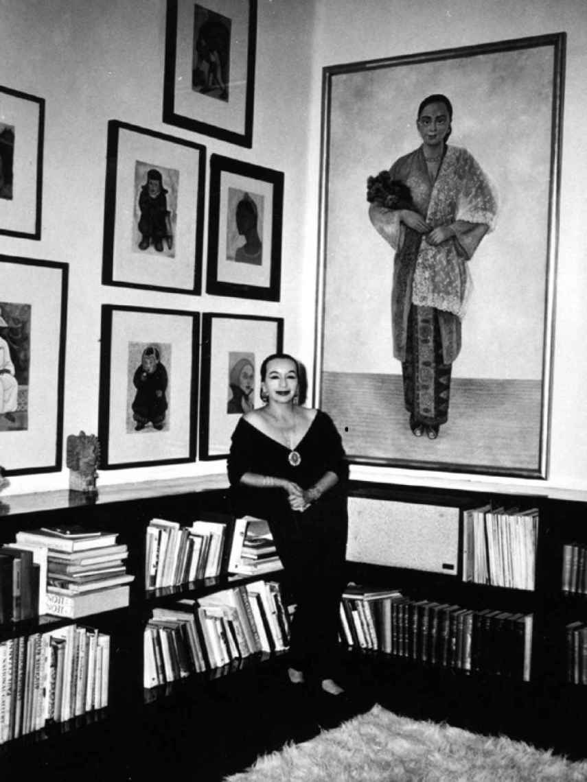 Dolores Olmedo en su casa, donde colgaban decenas de cuadros de artistas, la mayoría de Diego Rivera.