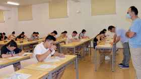 Estudiantes en un examen en una foto de archivo.