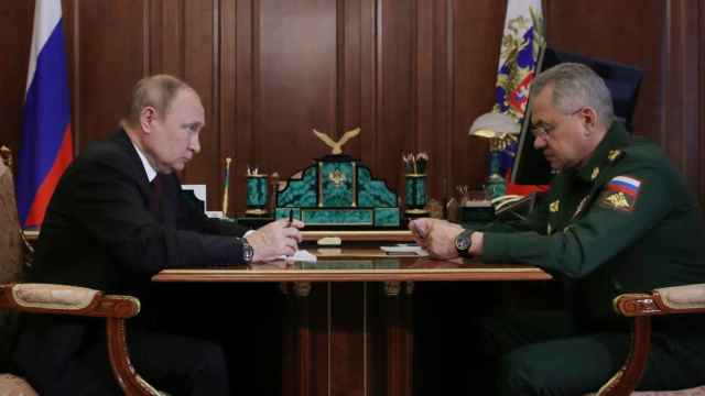 Vladimir Putin y el ministro de Defensa Sergei Shoigu.