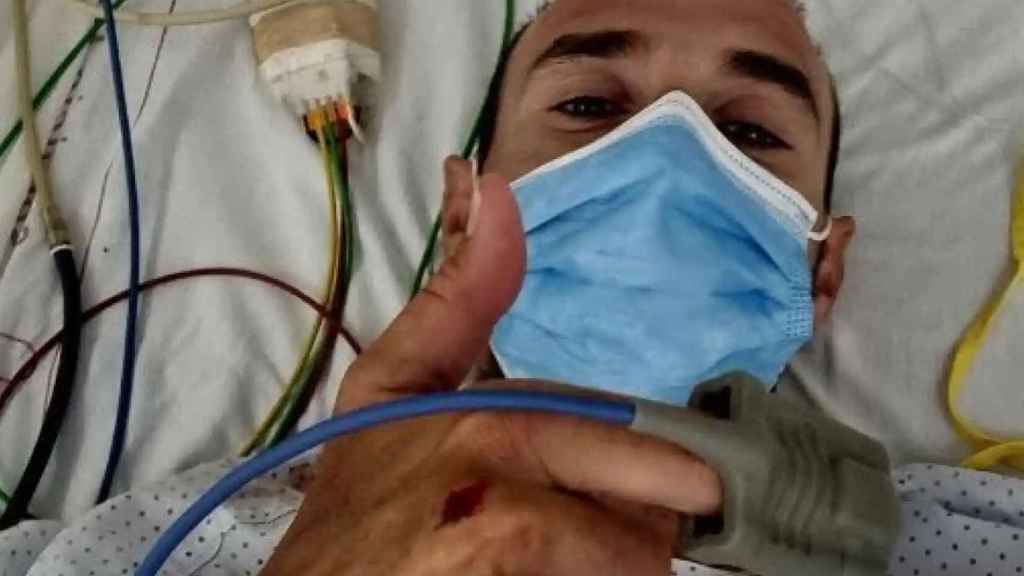 Alejandro Valverde, este sábado, ingresado en el Hospital Virgen de La Arrixaca donde le hicieron unas pruebas tras el atropello.