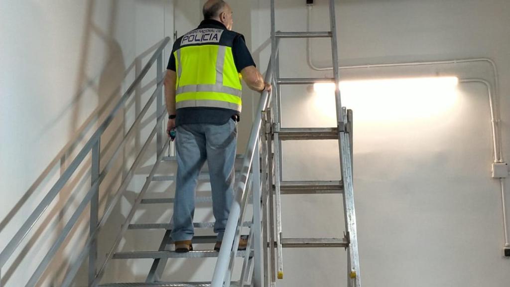 Un agente de la Policía Nacional, en el lugar donde se produjo el suceso.
