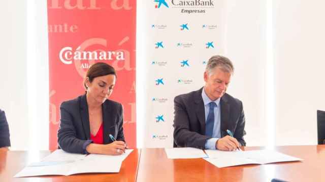 El director territorial de CaixaBank en la Comunidad Valenciana, Xicu Costa, y la vicepresidenta de Cámara Alicante, Eva Miñano,.