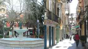 Una imagen del Ayuntamiento de Elche que aún la glorieta y una calle céntrica de la ciudad.