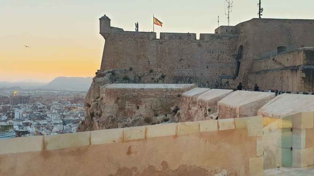Las obras de restauración del baluarte de la Mina  permiten disfrutar de las mejores vistas de Alicante.