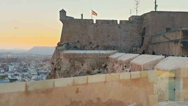 Las obras de restauración del baluarte de la Mina  permiten disfrutar de las mejores vistas de Alicante.