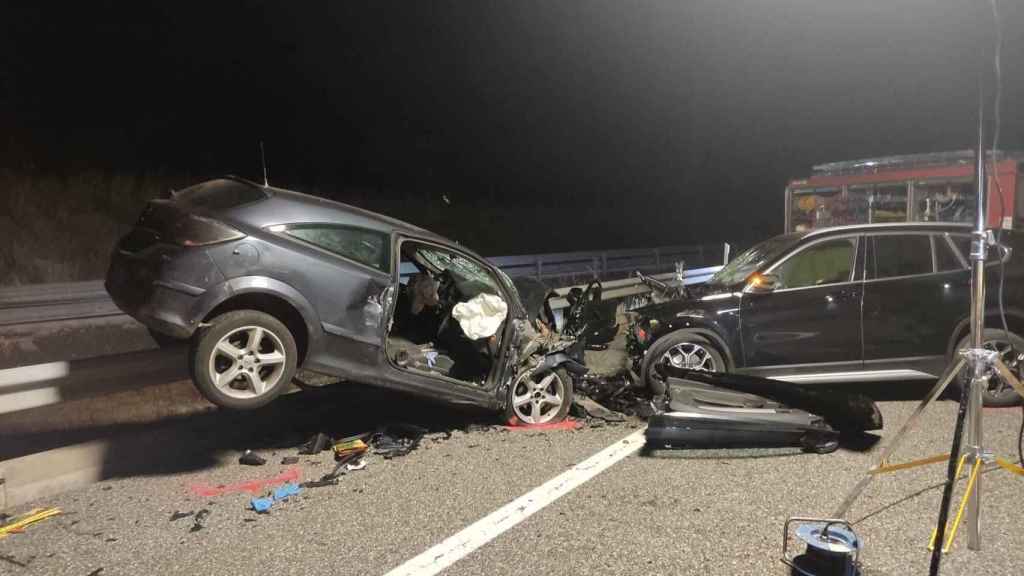 Estado en el que quedaron los vehículos tras el accidente de esta madrugada en Ávila.