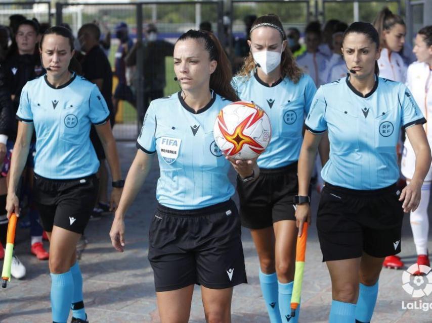 Marta Huerta al frente en un partido que arbitraba.