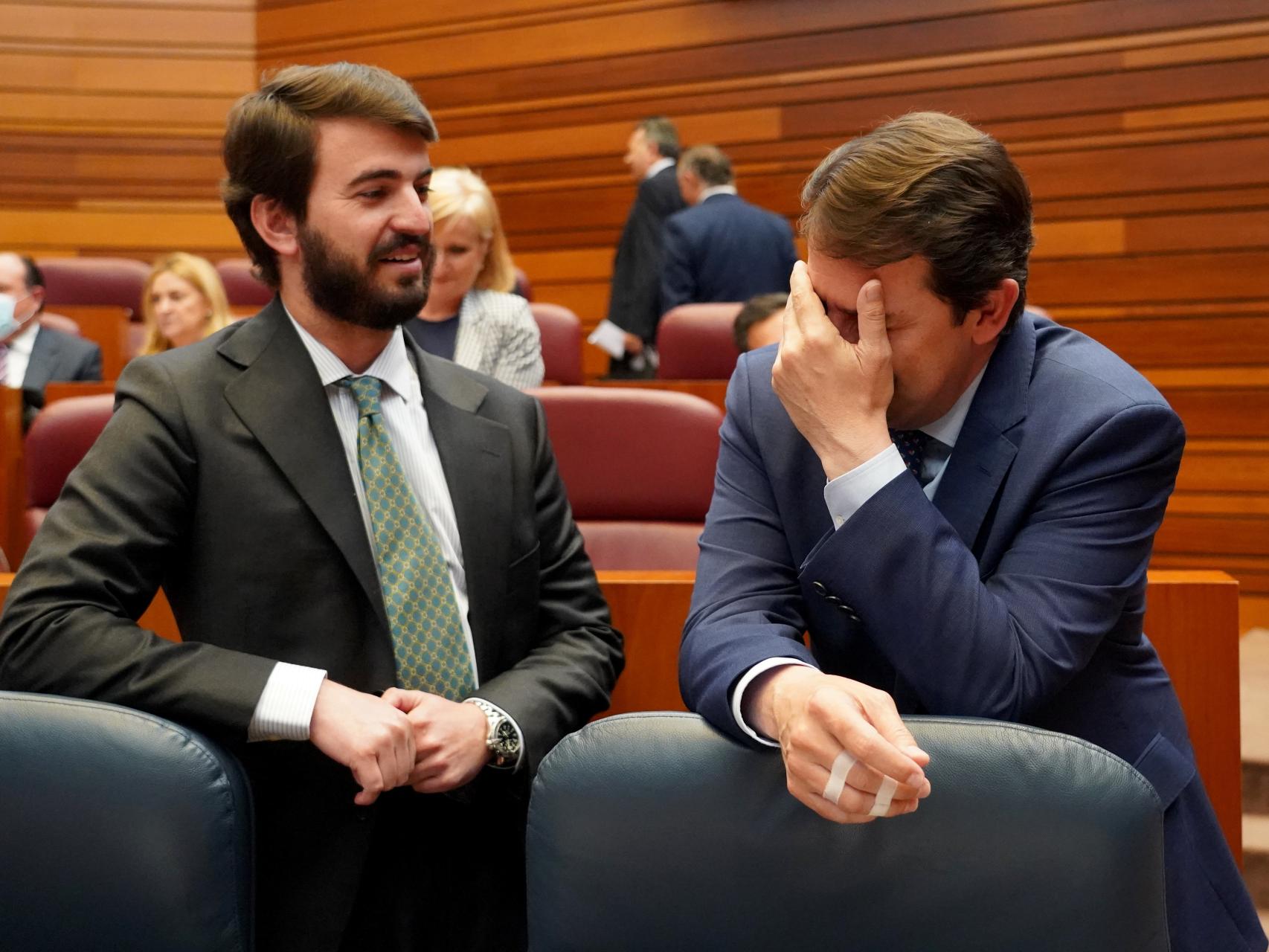 El vicepresidente de la Junta, Juan García-Gallardo, y el presidente, Alfonso Fernández Mañueco, en un pleno de las Cortes.