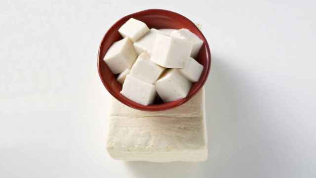 El tofu es uno de los alimentos que más calcio aporta a una dieta sin leche.