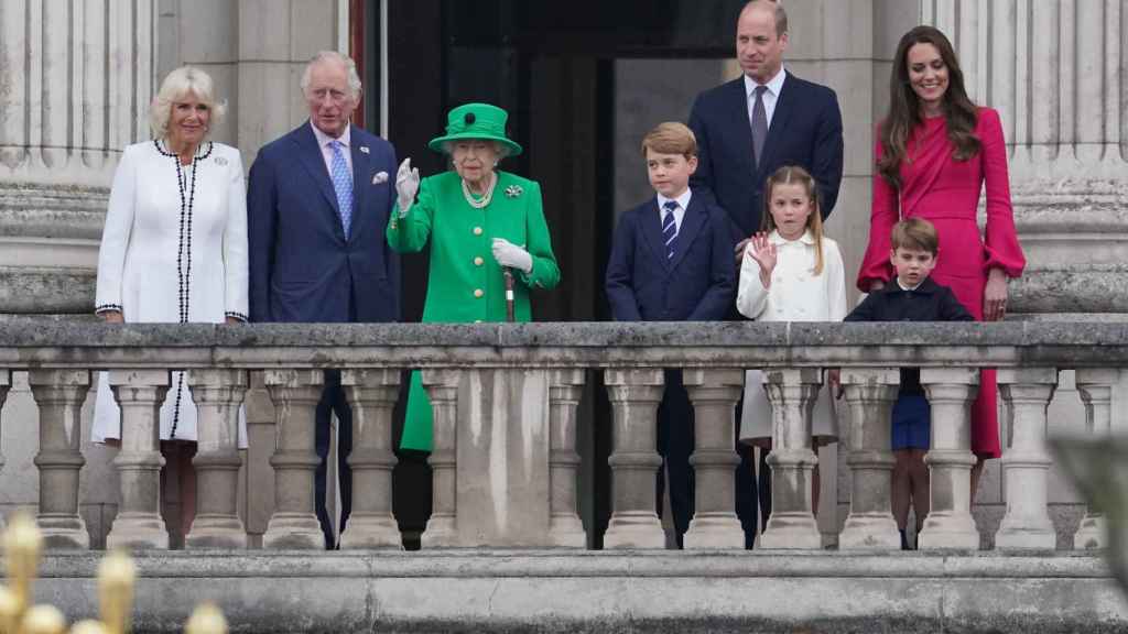 La Familia Real desde el palacio de Buckingham en el Jubileo de Platino de Isabel II.