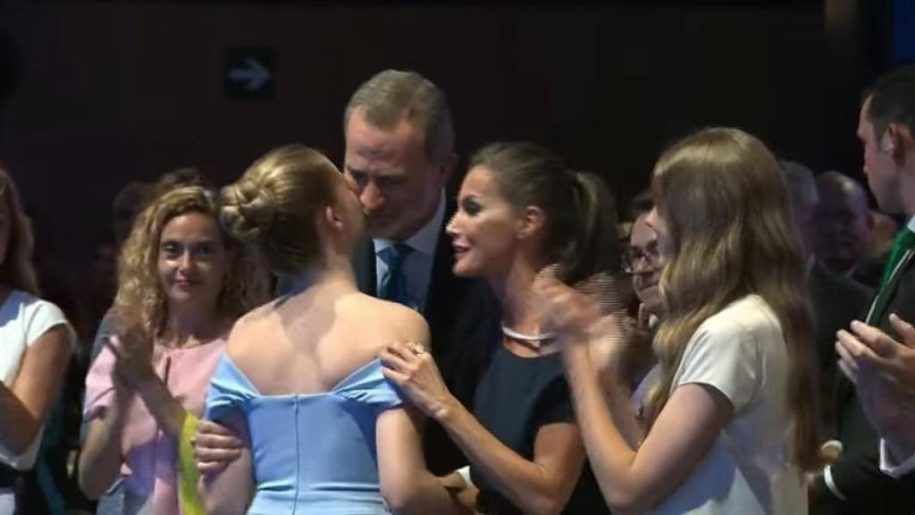 La reina Letizia tenía muchas ganas de felicitar a su hija Leonor tras su discurso.
