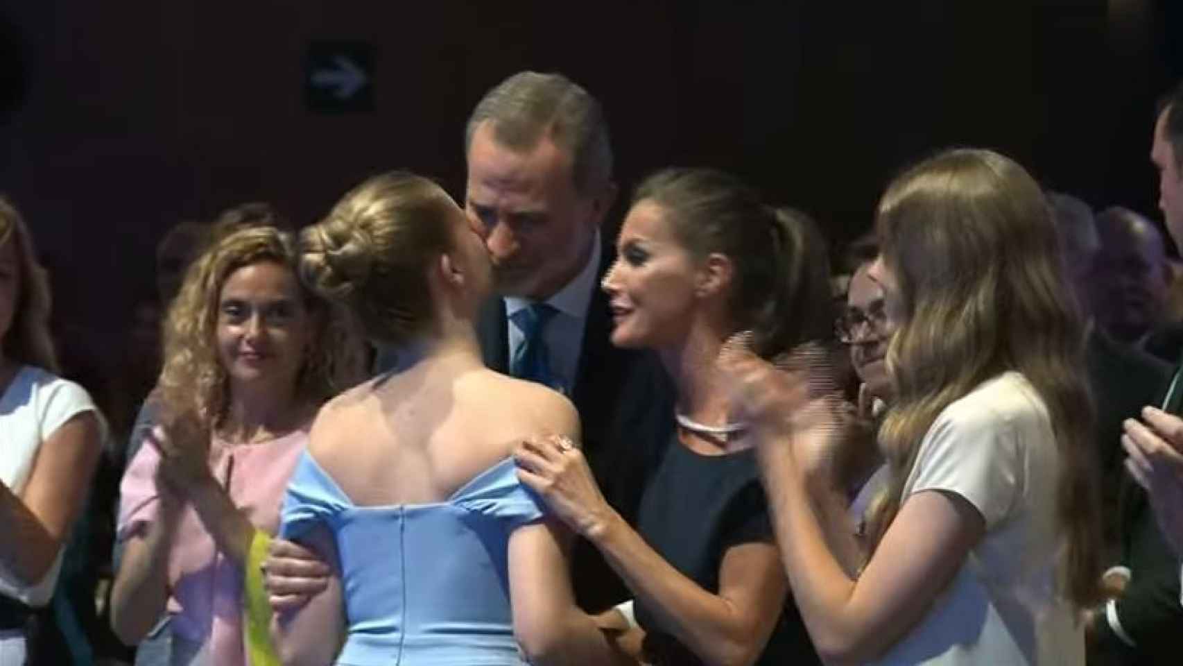 La reina Letizia tenía muchas ganas de felicitar a su hija Leonor tras su discurso.