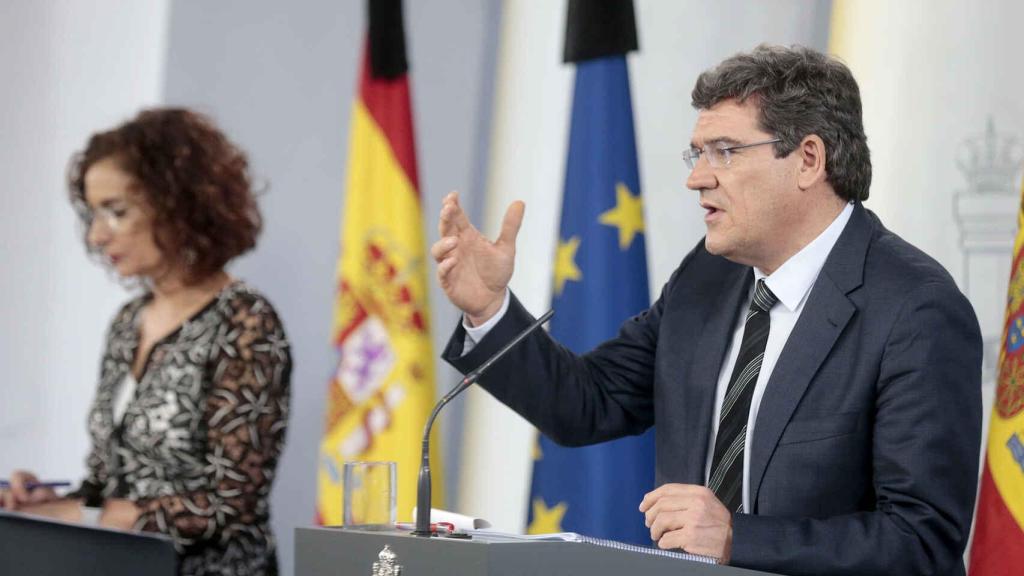 María Jesús Montero, ministra de Hacienda y Función Pública, y José Luis Escrivá, ministro de Inclusión, Seguridad Social y Migraciones.