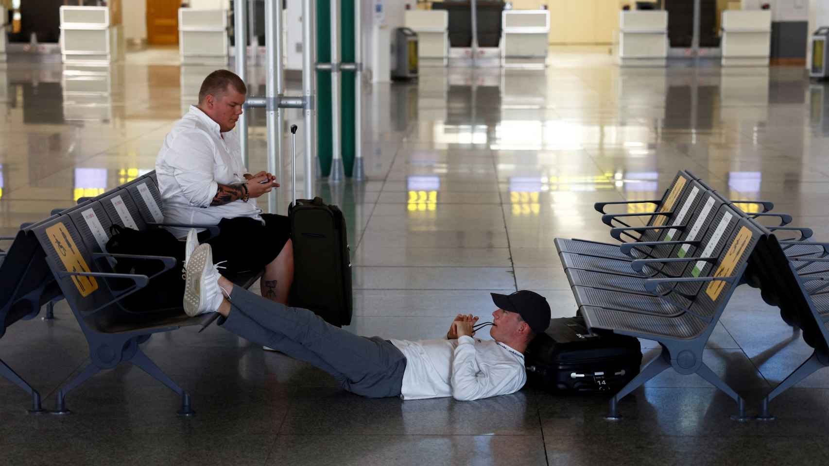 Dos turistas esperando su vuelo en el aeropuerto de Málaga-Costa del Sol el pasado 30 de junio.