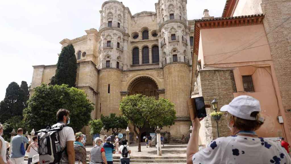 Un grupo de turistas junto a la Catedral de Málaga.