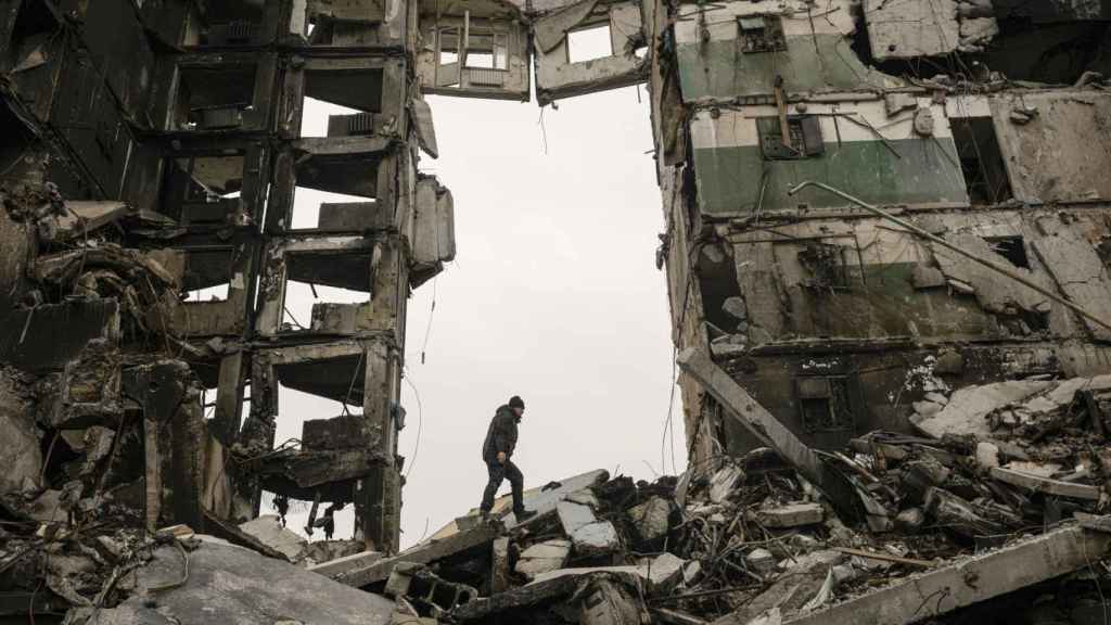 Un residente rebusca en un edificio de apartamentos destruido durante los combates entre las fuerzas ucranianas y rusas en Borodyank.