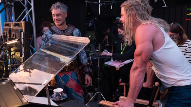 Taika Waititi y Chris Hemsworth, durante el rodaje de 'Thor, Love and Thunder'.