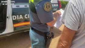 Un agente de la Guardia Civil durante la inspección a la finca agrícola de Alginet.