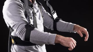 El exoesqueleto textil que evita lesiones en hombros y cuello a los montadores del cableado de los aviones de Airbus
