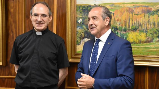 El director general de Caja Rural de Zamora, Cipriano García y el presidente de Cáritas Regional de Castilla y León, Antonio J. Martín de Lera