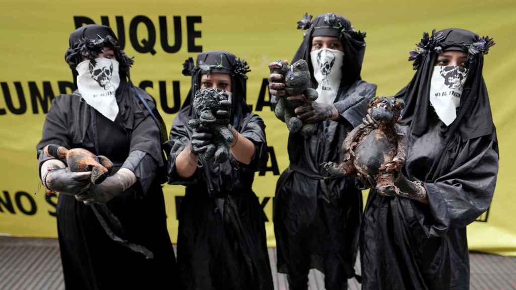 Manifestantes participan en una protesta contra el uso del fracking, en Bogotá.