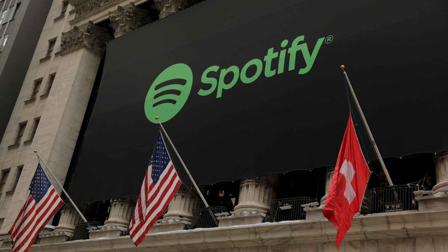 Logo de Spotify en una pantalla en la fachada de la Bolsa de Nueva York.