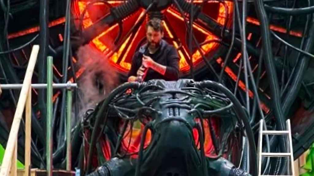 Tono Garzón, durante el rodaje de 'Matrix Resurrections' en la cápsula de la que salía Keanu Reeves.