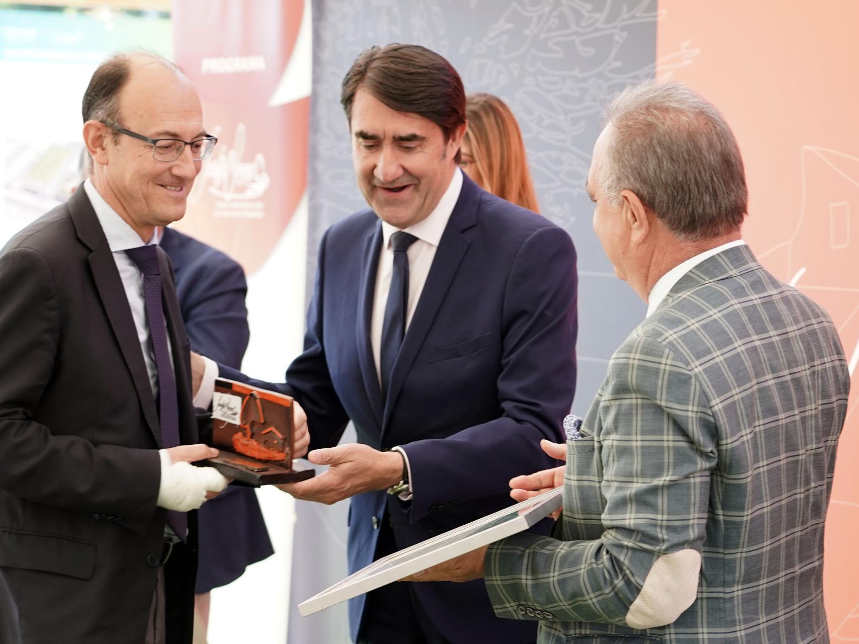 El consejero de Medio Ambiente, Vivienda y Ordenación del Territorio, Juan Carlos Suárez-Quiñones, entrega los 'Premios autonómicos Fuentes Claras para la sostenibilidad en municipios pequeños de Castilla y León'