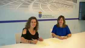 Esther Casado, concejala de Mayores, firma el convenio
