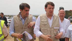 Juan Carlos Suárez Quiñonez junto a Alfonso Fernández Mañueco, en el Puesto de Mando Avanzado del incendio de la Sierra de la Culebra
