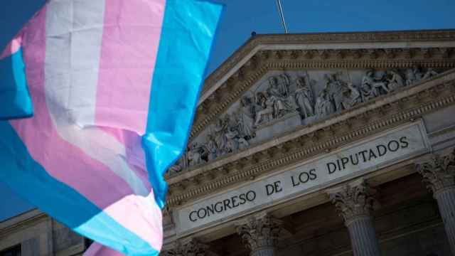 Una bandera trans ondea frente al Congreso de los DIputados.