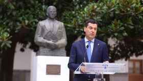 El presidente de la Junta, Juanma Moreno, preside el acto homenaje a Blas Infante ante su busto en el Parlamento andaluz.