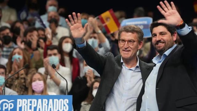 El presidente del PP, Alberto Núñez Feijóo, y el líder del PP murciano, Fernando López Miras, en marzo, en un acto en el Teatro Circo de Murcia.