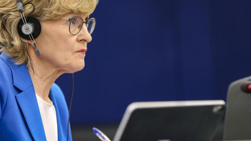 La comisaria de Servicios Financieros, Mairead McGuinness, durante el debate de este martes en la Eurocámara