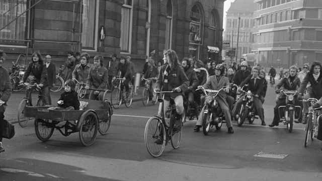 Imagen de un fin de semana sin coches en Ámsterdam en los 70.
