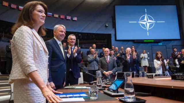 El secretario general de la OTAN, Jens Stoltenberg, aplaude a los ministros de Exteriores de Suecia y Finlandia tras la firma de los protocolos de adhesión