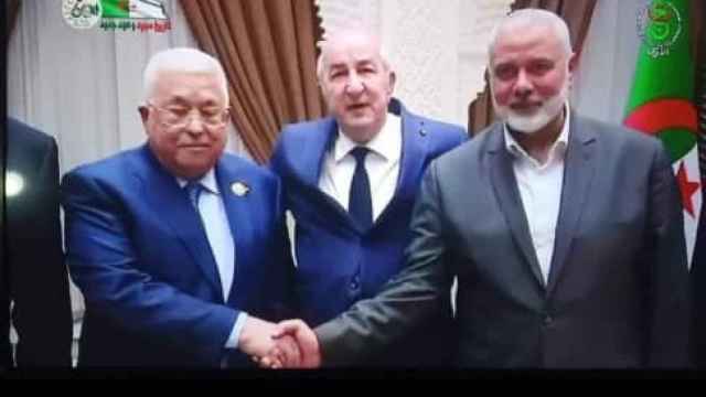 El presidente de Argelia, Abdelmajid Tebboune (centro) reúne al presidente palestino, Mahmoud Abbas (i.) y al jefe de la oficina Política de Hamás, Ismail Haniyeh (d.) en el Centro Internacional de Conferencias en una reunión histórica, la primera de su tipo.