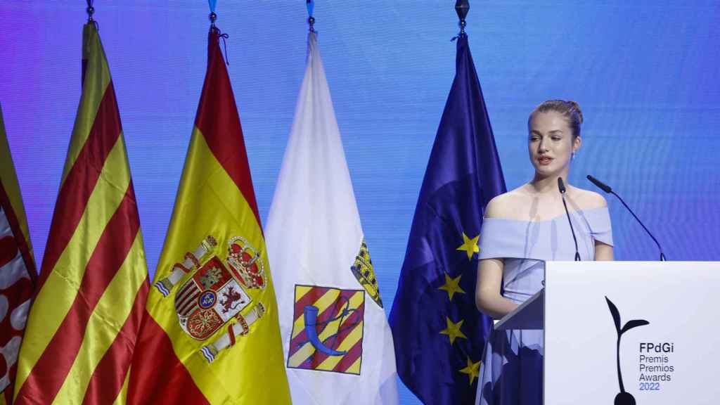 La princesa Leonor pronuncia un discurso durante la ceremonia de entrega de los Premios Fundación Princesa de Girona .