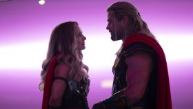 Natalie Portman vuelve a Marvel con la divertida 'Thor: Love and Thunder'.