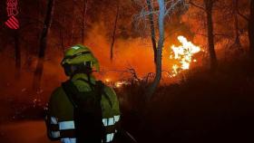 Un bombero trabaja durante la noche en la extinción del incendio de Venta del Moro.