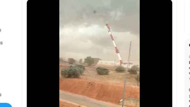 Impactante caída de una torre de telecomunicaciones por el viento en Motilla