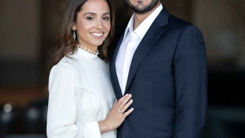 La princesa Iman y su prometido en la foto oficial de su compromiso.