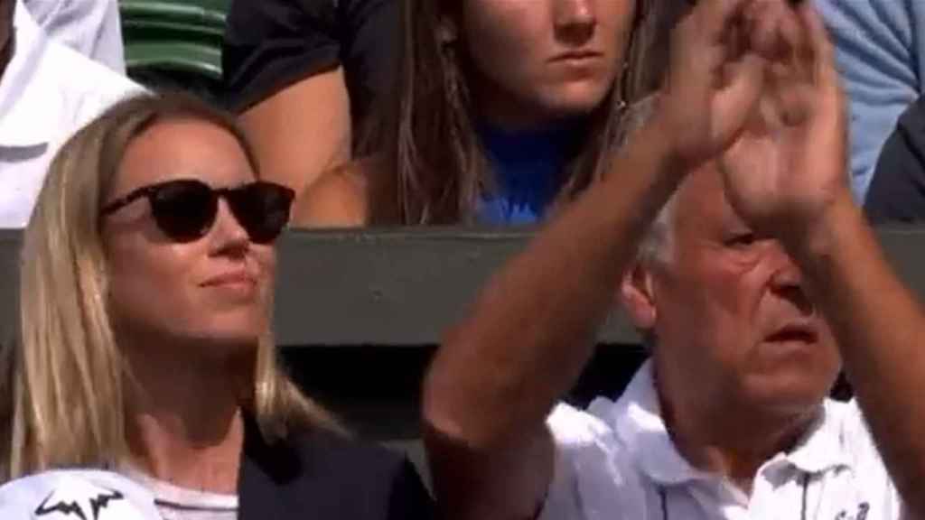 Maria Isabel Nadal y Sebastián Nadal en la grada de Wimbledon.
