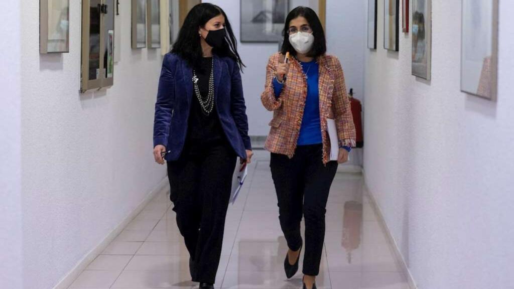 La ministra de Sanidad, Carolina Darias (d), junto a la directora general de Cartera Común de Servicios del Sistema Nacional de Salud y Farmacia, Patricia Lacruz.