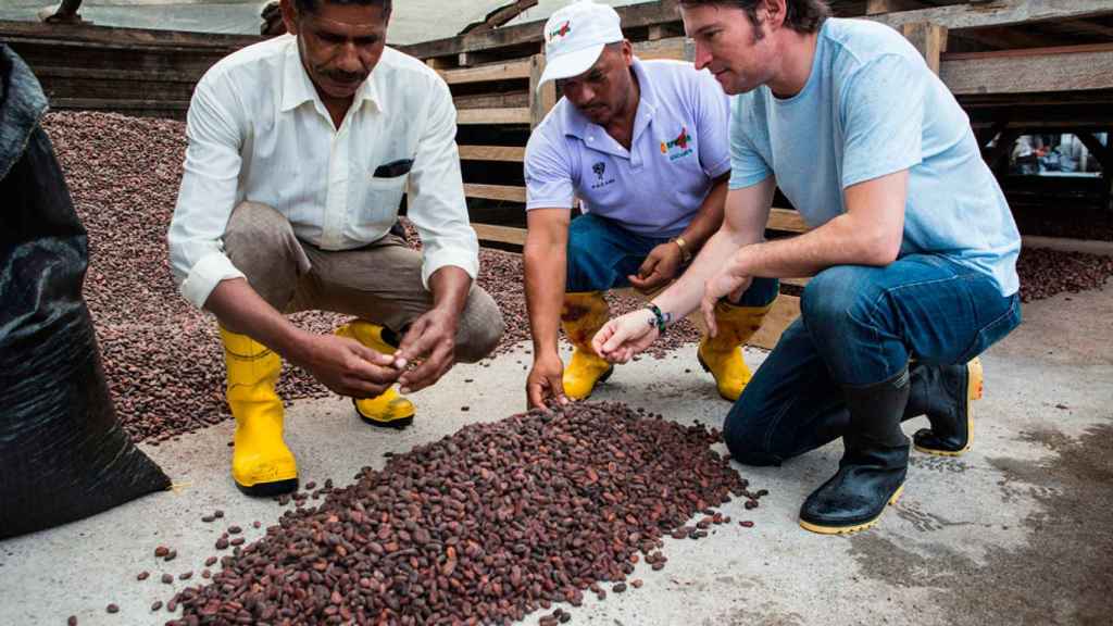 Santiago Peralta revisando los granos de cacao