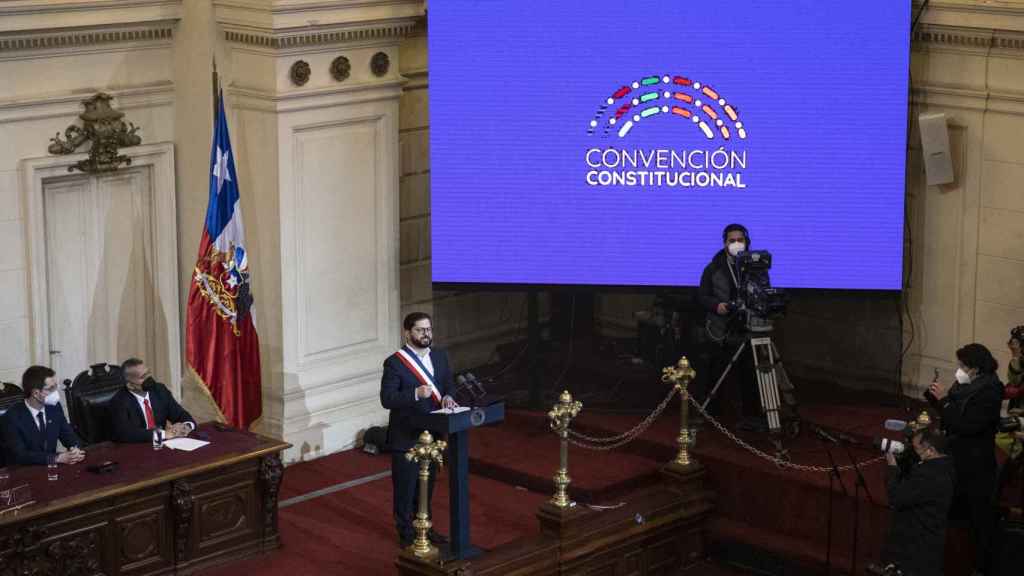 El presidente de Chile, Gabriel Boric, pronuncia hoy un discurso durante el pleno en que la Convención Constitucional le hizo entrega del texto final de la propuesta Carta Magna